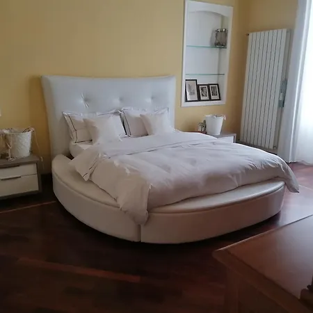 Queen 24 Oda ve Kahvaltı 4*