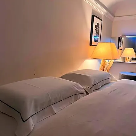 Queen 24 Bed & Breakfast 4*